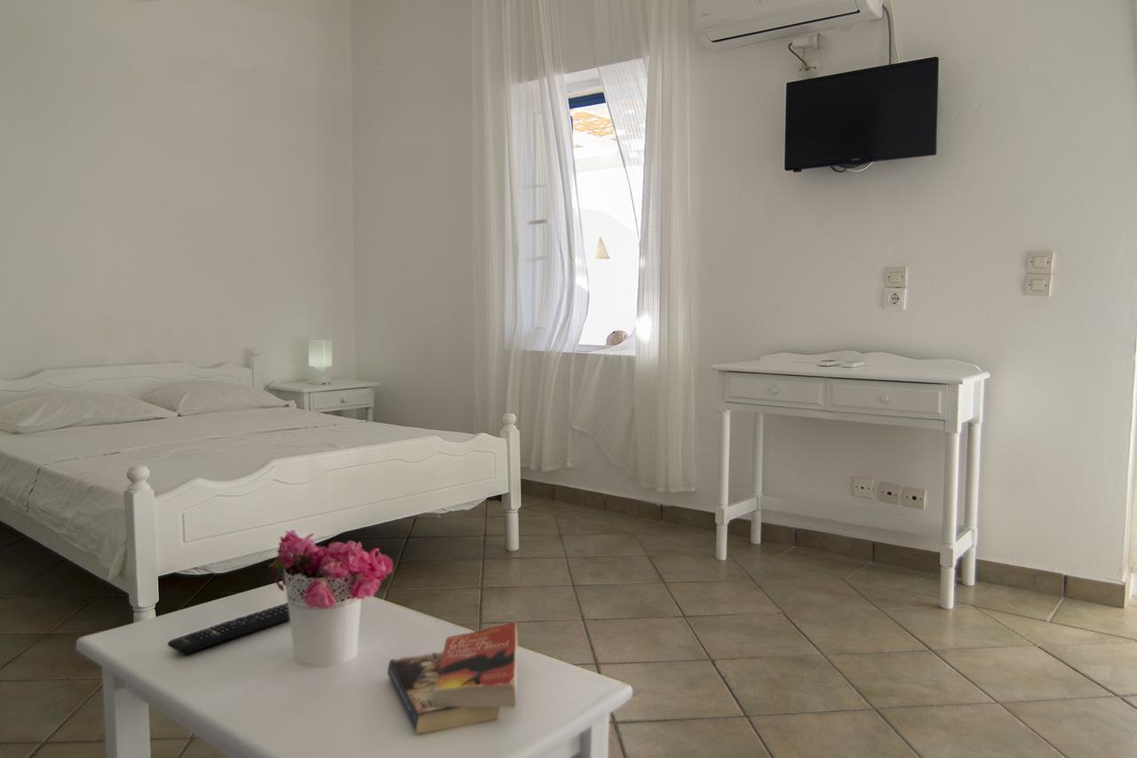 Armadoros Hotel / Ios Backpackers Eksteriør billede